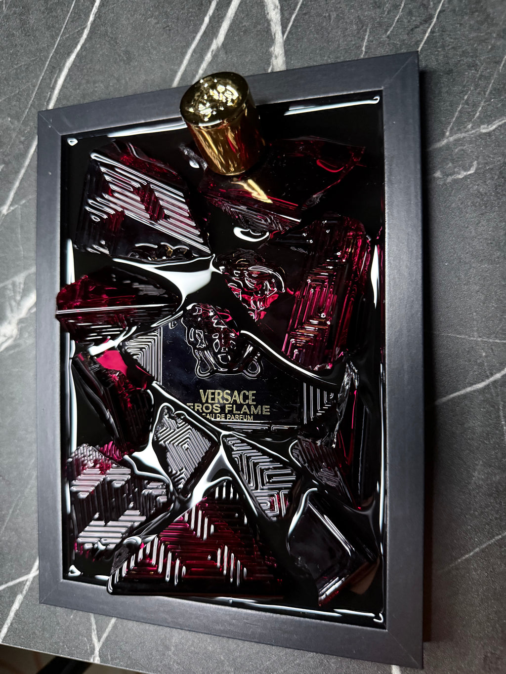 Versace Eros Flame Eau de Parfum - Obraz z rozbitego flakonu