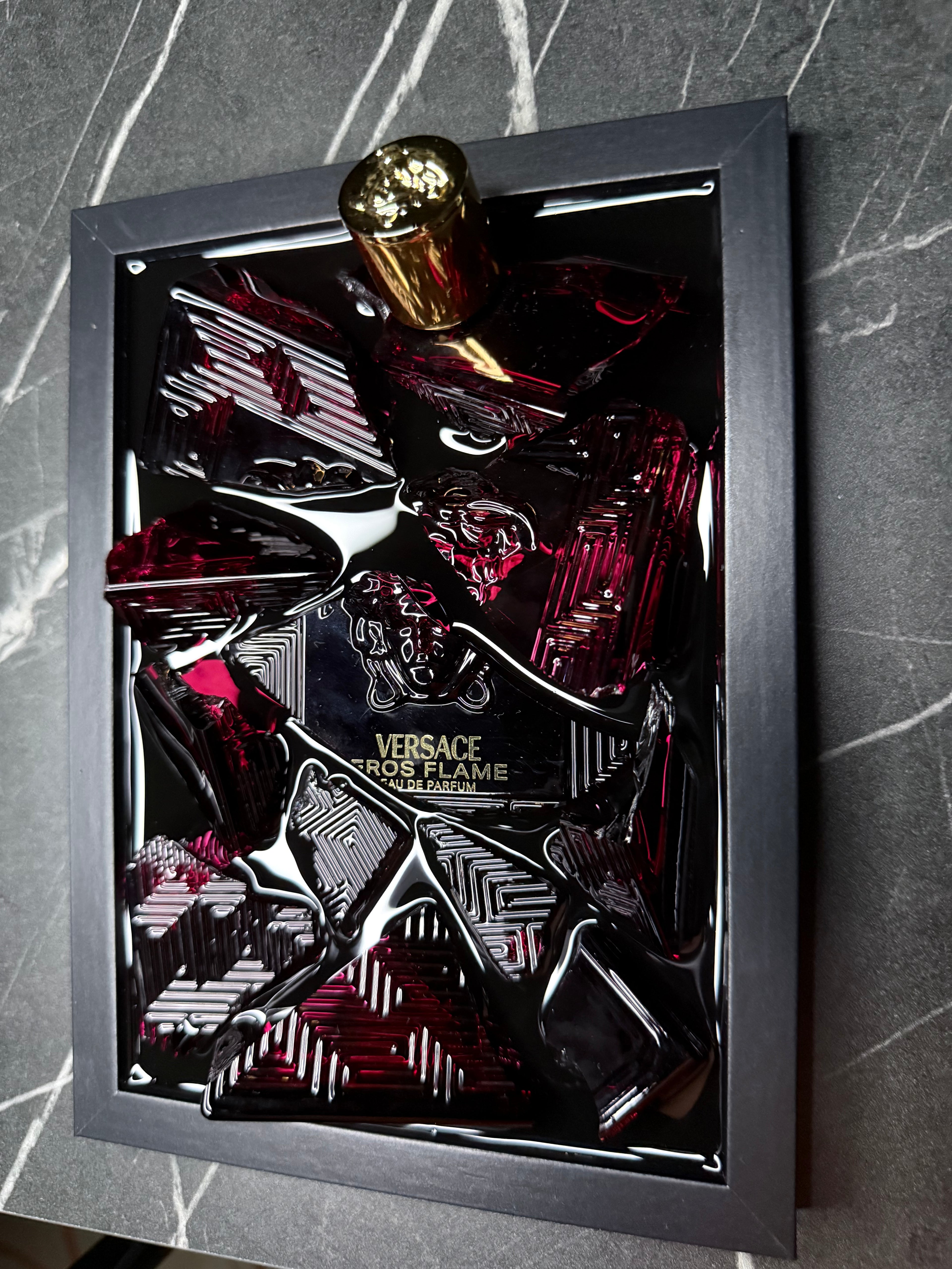 Versace Eros Flame Eau de Parfum - Obraz z rozbitego flakonu