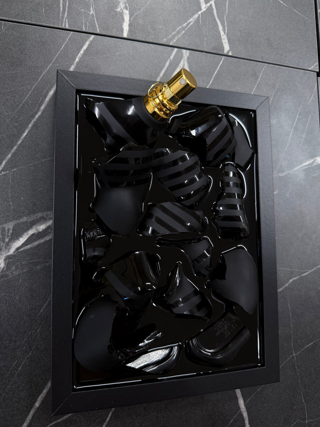 Jean Paul Gaultier Le Male Le Parfum - Obraz z rozbitego flakonu