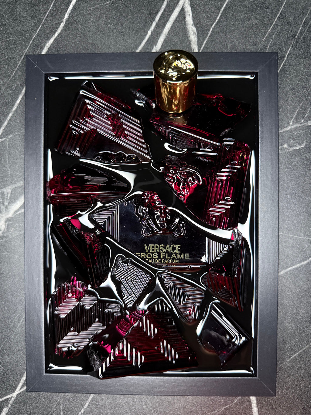 Versace Eros Flame Eau de Parfum - Obraz z rozbitego flakonu