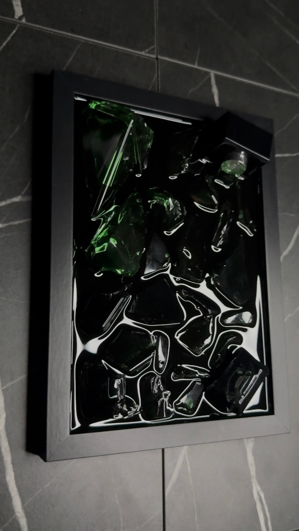 Prada Paradigme Eau de Parfum - Obraz z rozbitego flakonu