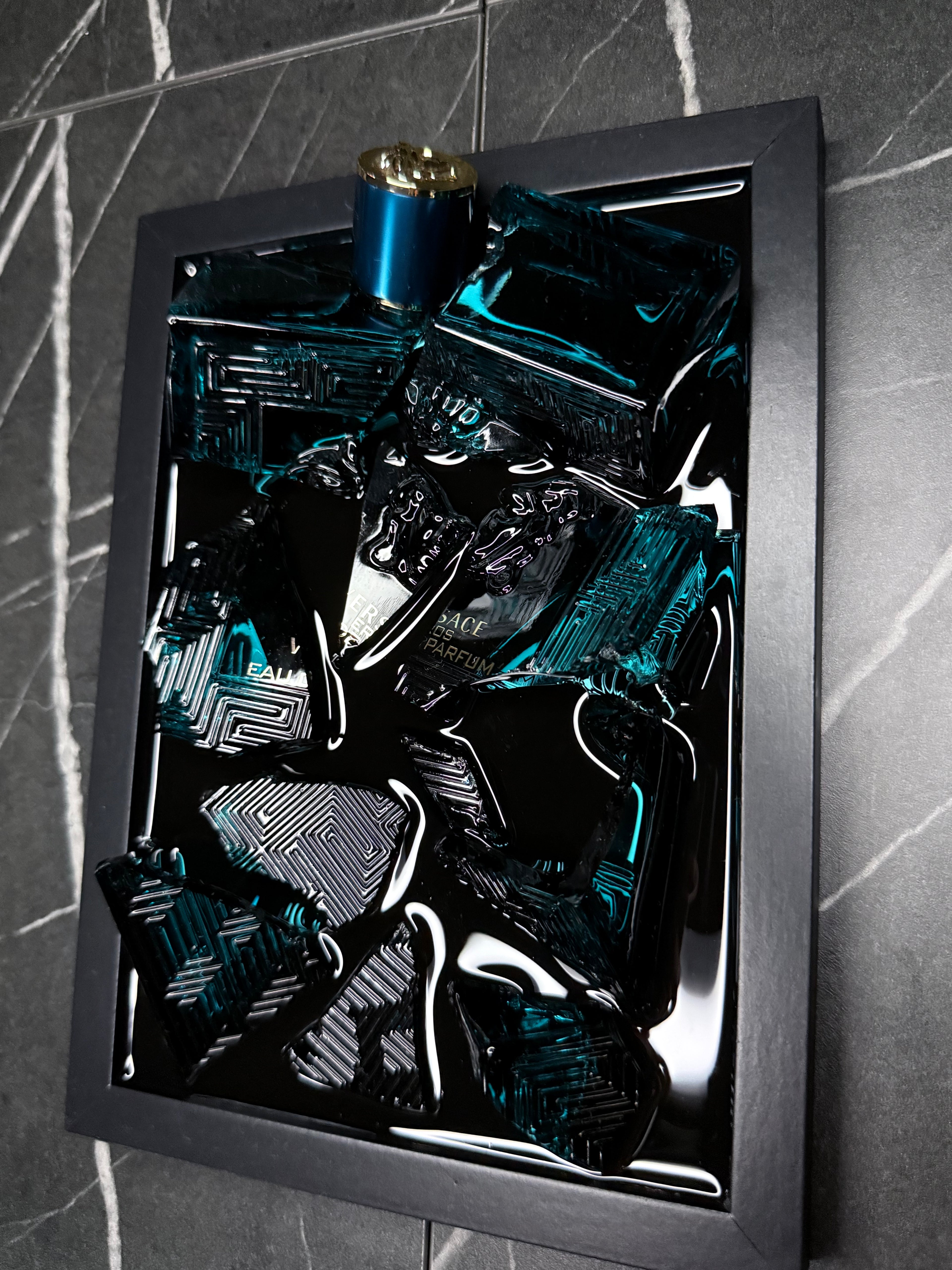 Versace Eros Eau de Parfum - Obraz z rozbitego flakonu