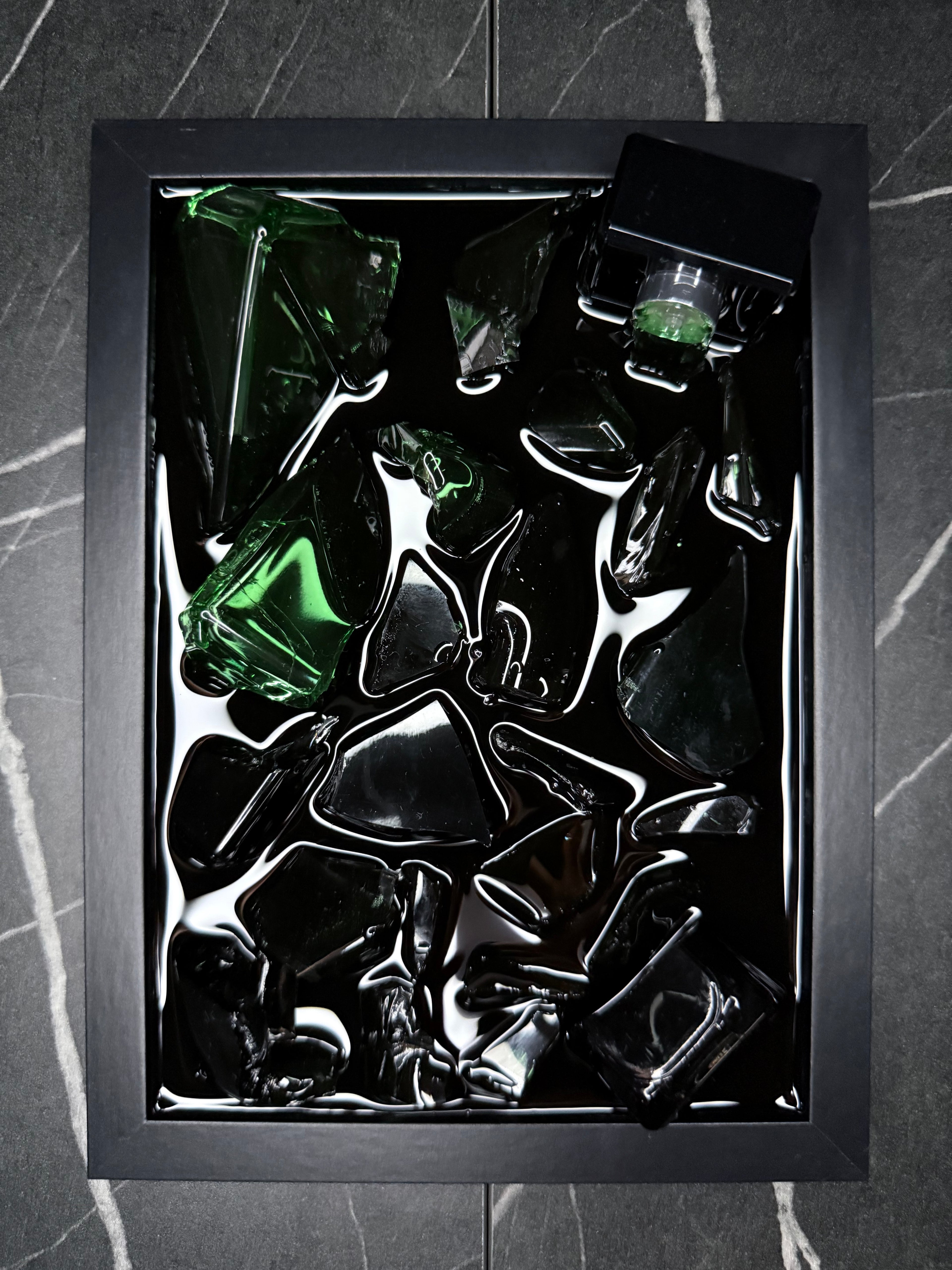 Prada Paradigme Eau de Parfum - Obraz z rozbitego flakonu