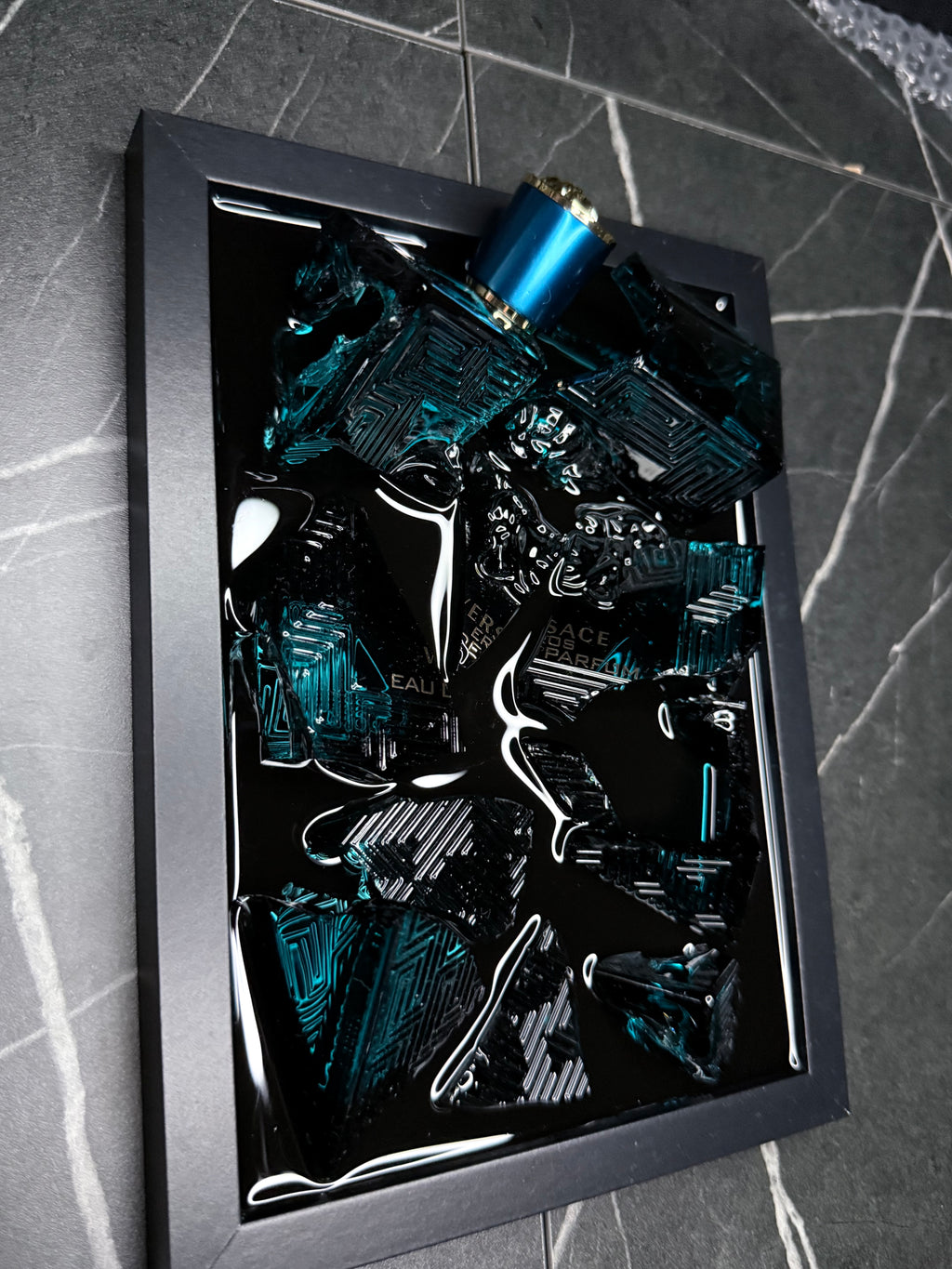 Versace Eros Eau de Parfum - Obraz z rozbitego flakonu