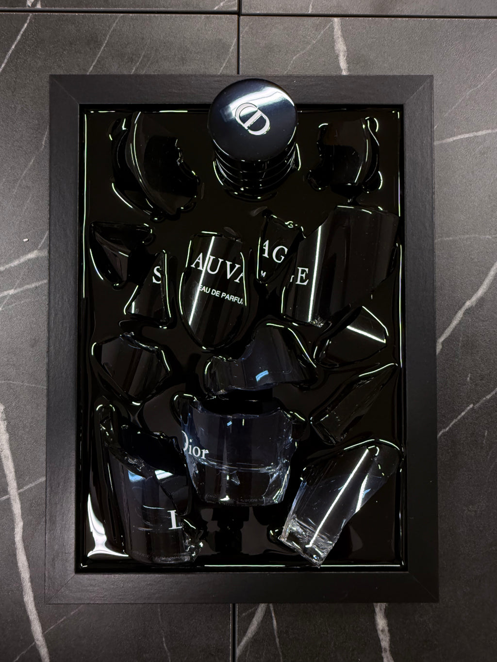 Personalizowany obraz z rozbitych perfum