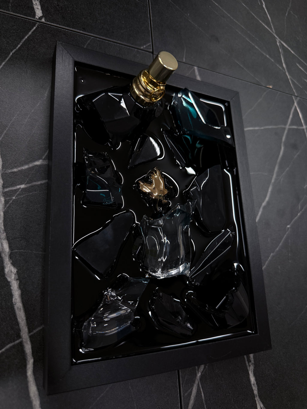 Jean Paul Gaultier Le Beau Le Parfum - Obraz z rozbitego flakonu
